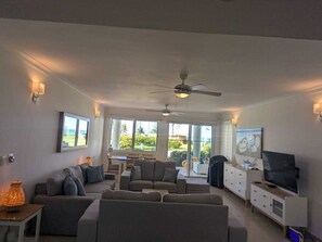 Smart TV, printers - Playa Turquesa Ocean Club Condo 3b/3ba, Wheelchair Access - Seconds to the Ocean (Punta Cana)