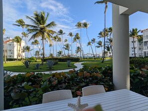 Outdoor dining - Playa Turquesa Ocean Club Condo 3b/3ba, Wheelchair Access - Seconds to the Ocean (Punta Cana)