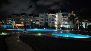 Outdoor pool - Playa Turquesa Ocean Club Condo 3b/3ba, Wheelchair Access - Seconds to the Ocean (Punta Cana)