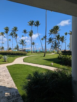 Property grounds - Playa Turquesa Ocean Club Condo 3b/3ba, Wheelchair Access - Seconds to the Ocean (Punta Cana)