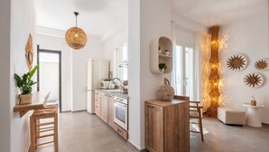 Een moderne keuken met houten kastjes, een ingebouwde oven en een hangende lamp.
