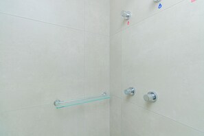 Douche, serviettes fournies