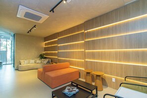 Ein modernes Interieur mit einer Couch, einem Couchtisch und zwei Hocker.