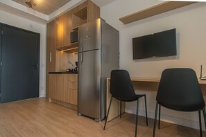 Fridge, microwave, stovetop, coffee/tea maker - Loft Pet Friendly com Academia a 450m do Metrô (São Paulo)