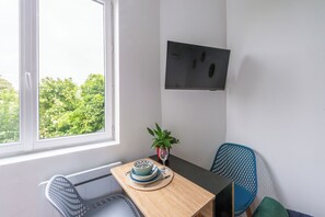 Dining - A functional little cocoon just 2 minutes from the station! (Cambrai)