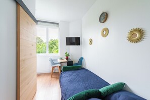 WiFi, bed sheets - A functional little cocoon just 2 minutes from the station! (Cambrai)