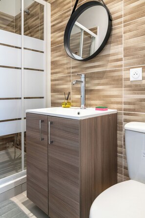Dusche, Haartrockner, Handtücher, Seife