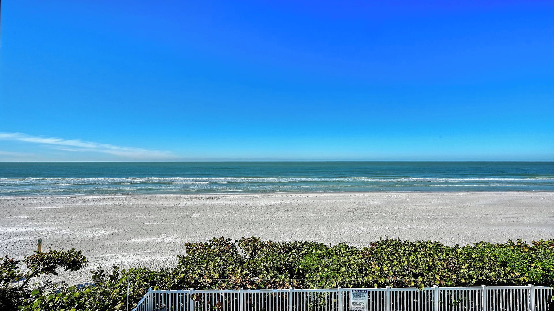 Plage, chaises longues, serviettes de plage
