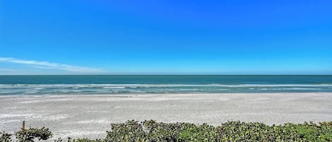 Am Strand, Liegestühle, Strandtücher