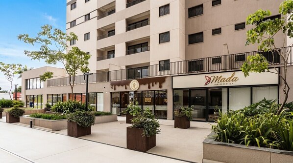 A multi-story building with a commercial ground floor, including a restaurant named 'Mada' and a visible sign for 'PIRIDOSEETICA.'