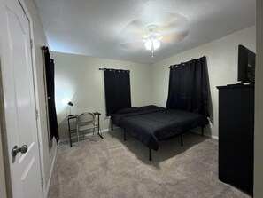 Tabla de planchar con plancha, wifi, ropa de cama