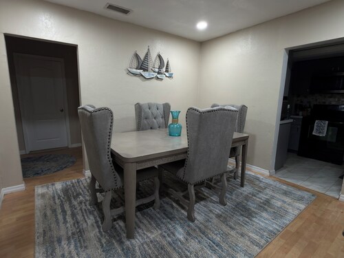 Affordable 1-bedroom King bed with amenity access in Thonotosassa