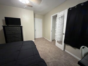 Een strijkplank/strijkijzer, wifi, beddengoed