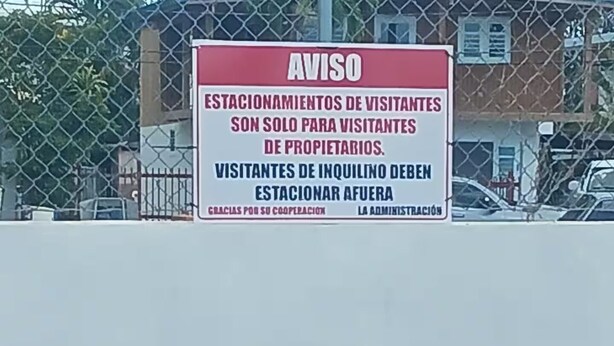 Un cartello con istruzioni per i visitatori: il parcheggio è riservato esclusivamente ai visitatori dei proprietari e ai visitatori di Inquilino Ben, che dovranno parcheggiare all'esterno.