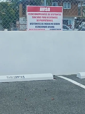 A sign with instructions for visitors, stating that parking is only for visitors of property owners and visitors of Inquilino Ben must park outside. - Private Villa Minutes from the Beach in Beautiful Boquerón — Cool A/C Included (Boquerón)