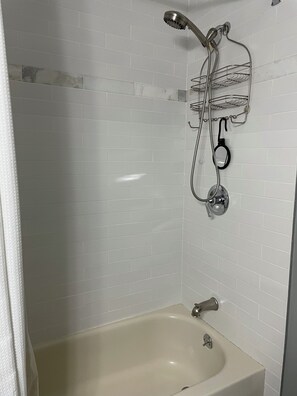 Toallas, jabón, papel de baño 