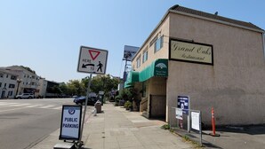 A street view with a 'Yield' traffic sign, a 'Public Parking' sign, and a building labeled 'Grand Oaks Restaurant'. - Charming 3-bedroom apartment near Piedmnot and Oakland with AC for your stay (Oakland)