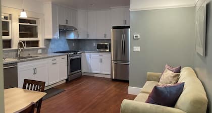 Charming 3-bedroom apartment near Piedmnot and Oakland with AC for your stay