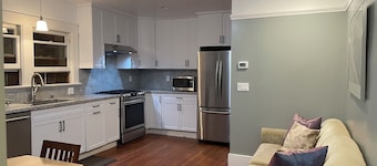 Charming 3-bedroom apartment near Piedmnot and Oakland with AC for your stay