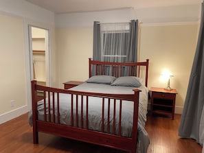 Strykejern/-brett, internettilgang og sengetøy