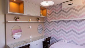 Een strijkplank/strijkijzer, gratis wifi, beddengoed