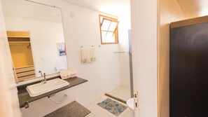 Shower, hair dryer, towels - Casa com Wi-Fi, Piscina e Garagem a 550m da Praia (Lauro de Freitas)