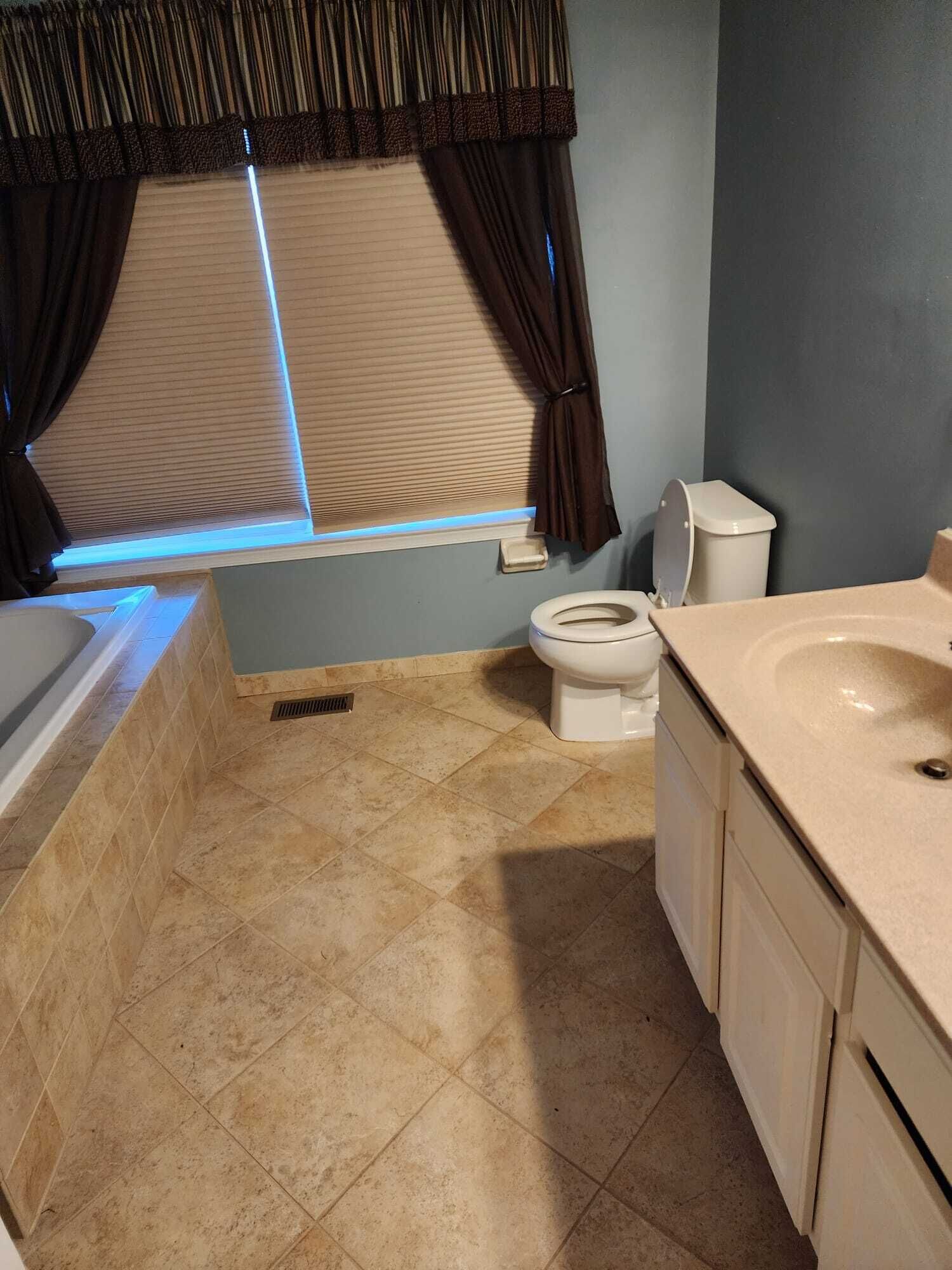 Sèche-cheveux, serviettes fournies, savon, papier toilette