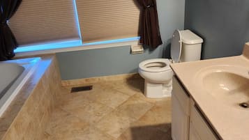 SĂšche-cheveux, serviettes fournies, savon, papier toilette