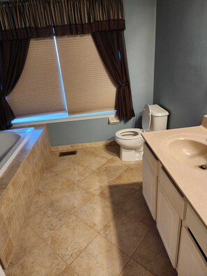 Secador de pelo, toallas, jabón y papel higiénico