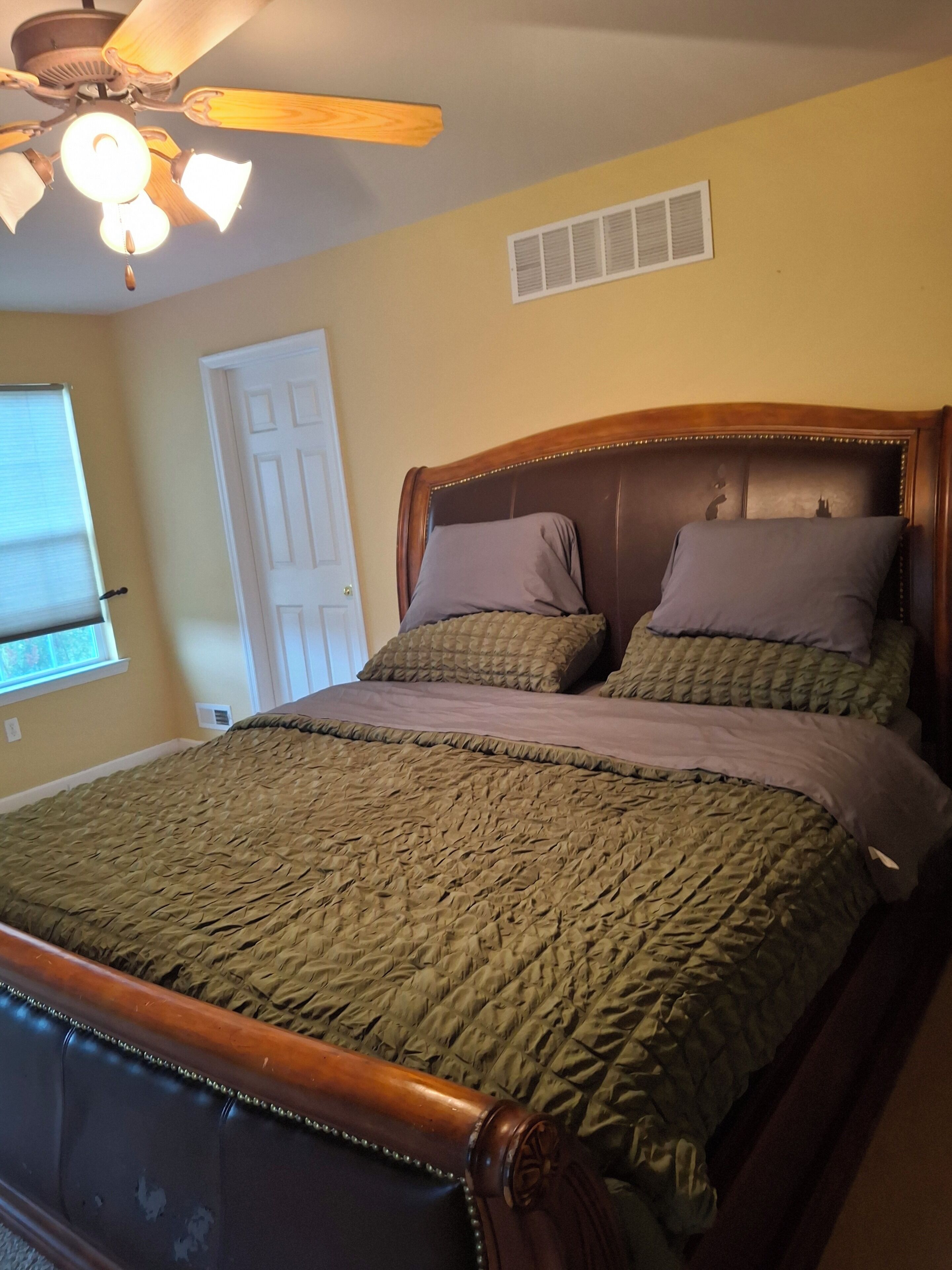 4 bedrooms, iron/ironing board, Internet, bed sheets