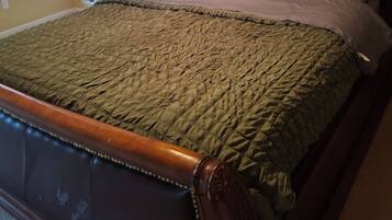 4 bedrooms, iron/ironing board, Internet, bed sheets