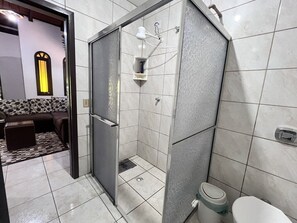 Chuveiro, secador de cabelo, toalhas de banho 