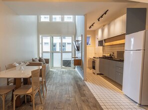 Fridge, microwave, oven, stovetop - Loft com Piscina, Academia e Garagem no Gonzaga (Santos)