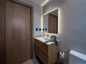 Shower, hair dryer, towels, shampoo - Spectacular Golf front 3BR apartment! (Punta Cana)