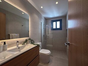 Shower, hair dryer, towels, shampoo - Spectacular Golf front 3BR apartment! (Punta Cana)