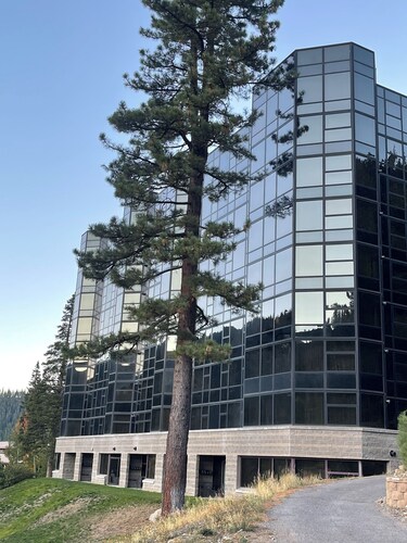 Palisades Tahoe Slopeside Skiing! - Everline Resort 2 Queen with Valley Views!