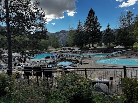 Pool. Palisades Tahoe Slopeside Skiing! - Everline Resort 2 Queen with Valley Views!