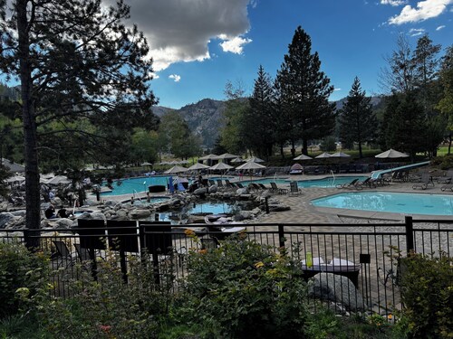 Palisades Tahoe Slopeside Skiing! - Everline Resort 2 Queen with Valley Views!