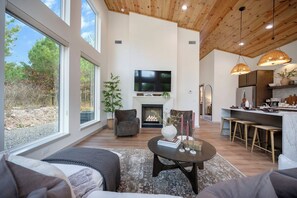 Smart TV, fireplace, books - Romantic Private Couples Cabin Hot Tub & Dry Sauna (Broken Bow)