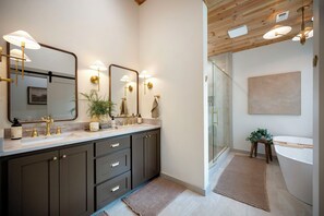 Shower, hair dryer, towels - Romantic Private Couples Cabin Hot Tub & Dry Sauna (Broken Bow)