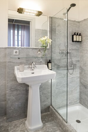 Shower, hair dryer, towels - Waou Anibal Heritage Sevilla Centro (Sevilla)