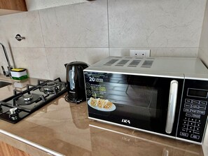 Micro-ondes, four, plaque de cuisson