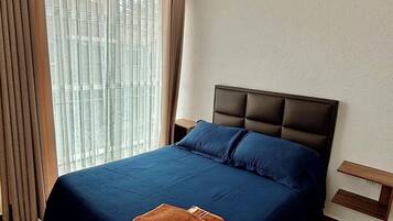 Planxa i posts de planxar, wifi i roba de llit