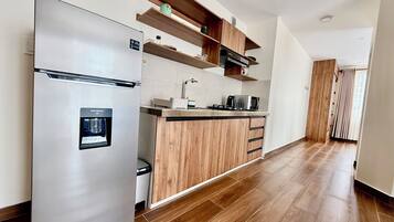 Een microgolfoven, een oven, een kookplaat