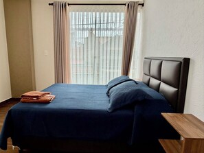 1 chambre, fer et planche à repasser, Wi-Fi, draps fournis