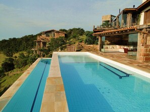 2 개의 야외 수영장