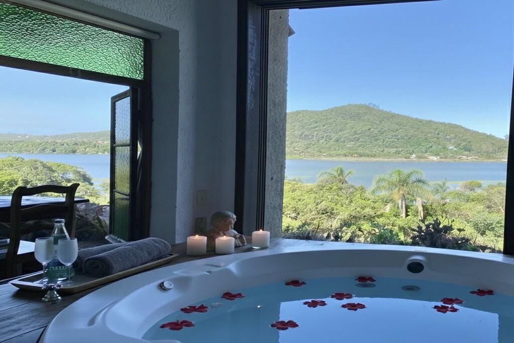 Suíte luxo, varanda coberta, vista para a praia | Parte interna