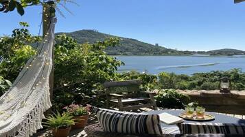 Suite – deluxe, lanai, strandutsikt | Utendørsservering