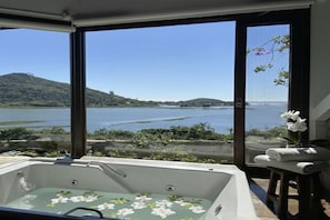 Suite Deluks, beranda, pemandangan pantai | Interior