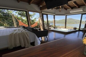 Espacio para trabajar con laptop y wifi gratis 